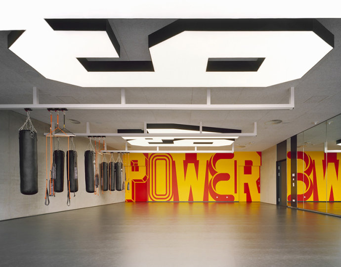 阿迪達斯健身中心環(huán)境標(biāo)識設(shè)計