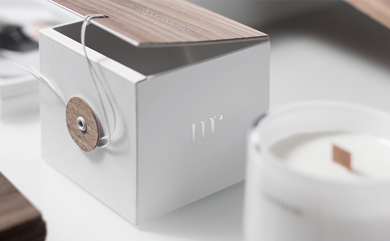 蠟燭包裝設計靈感來源于木芯，天然的紋理與純白色的搭配